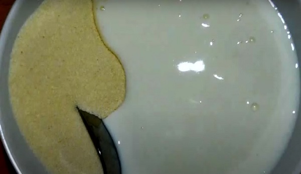 Смешивание манки с кефиром