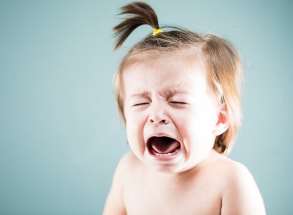 Девочка плачет