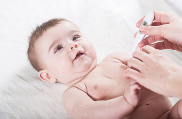 На первый взгляд, здоровый малыш, которому собираются измерить температуру