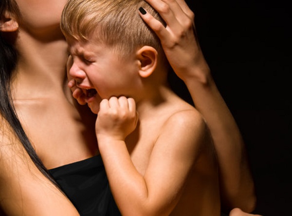 Мама обнимает плачущего ребенка
