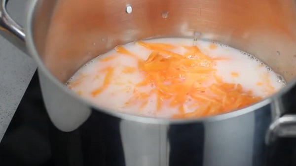 Добавление натертой тыквы