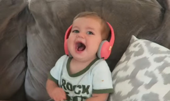 Ребенок в наушниках