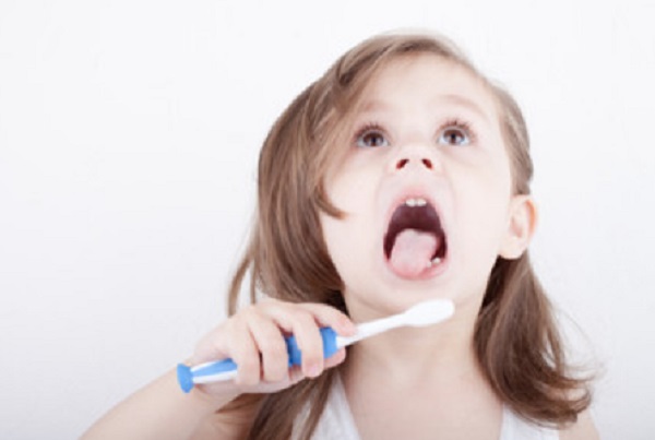 Девочка чистит зубы