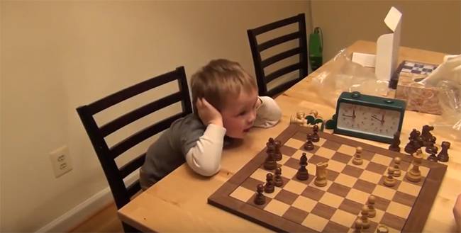Мальчик играет в шахматы