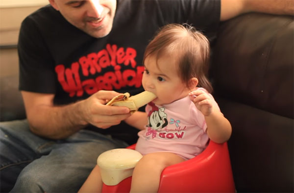 Девочка ест банан