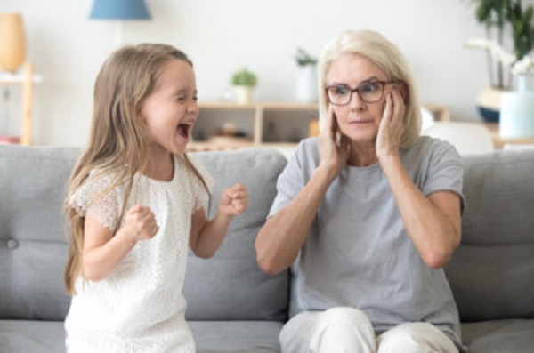Девочка кричит, бабушка закрывает уши