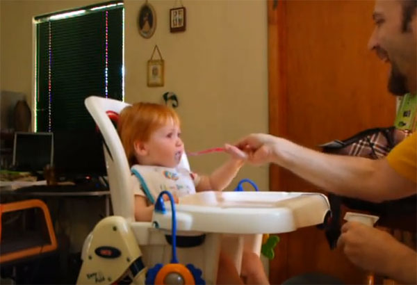 Папа учит малыша кушать самостоятельно