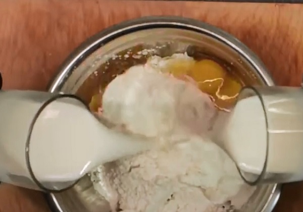 Добавление яиц и молока