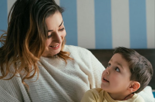 Мама с ребенком смотрят друг на друга