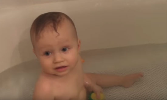 Ребенок купается в ванной первый раз