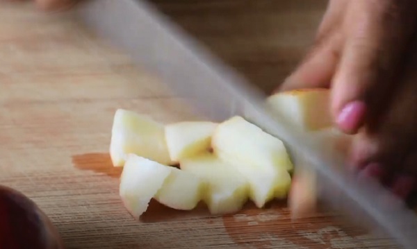 Нарезание яблока на кусочки