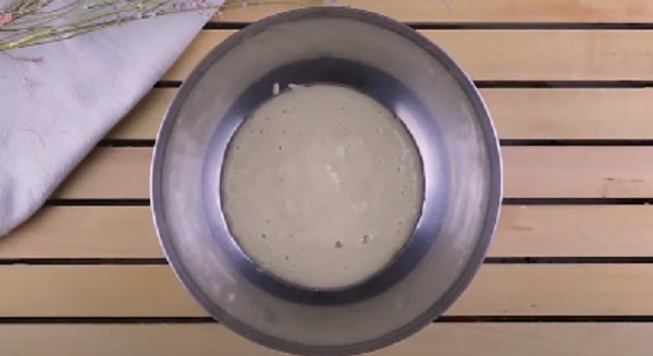 Измельченные бананы в миске