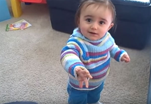 Годовалый ребенок стоит на ножках