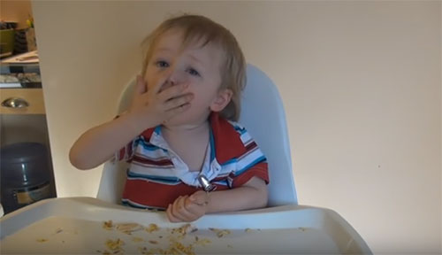 Ребенок сидит за столом