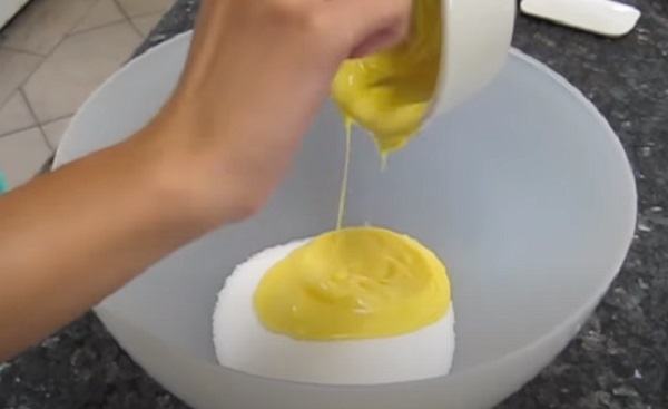 Добавление растопленного масла