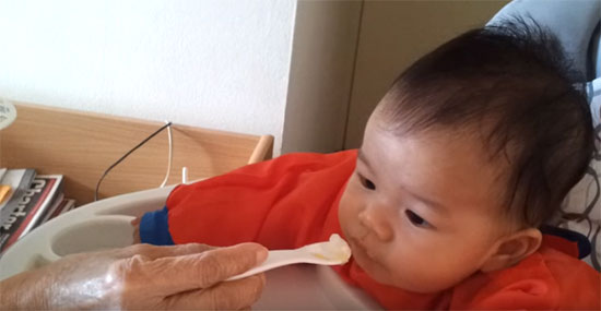 Грудничок ест манку