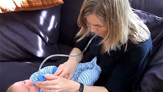 Чистим нос аспиратором