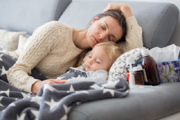 Мама спит рядом с ребенком. На тумбочке лекарства