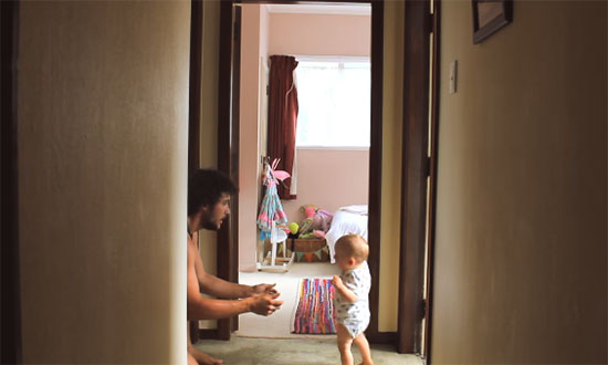 Малыш идет к папе