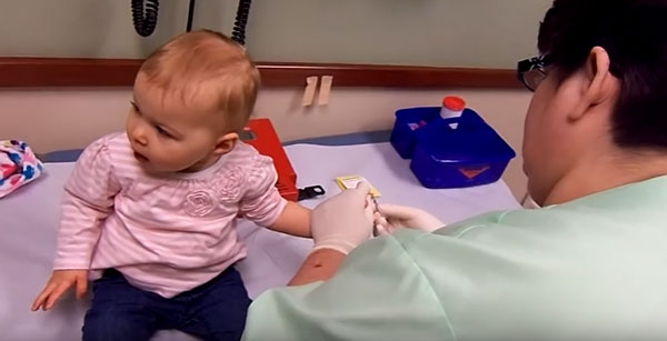 Взятие крови с пальца малыша