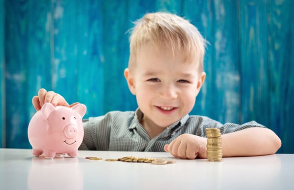 Мальчик улыбается