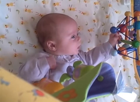 Двухмесячный ребенок следит за игрушкой