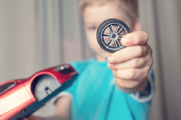 Мальчик отломал колесо от машины