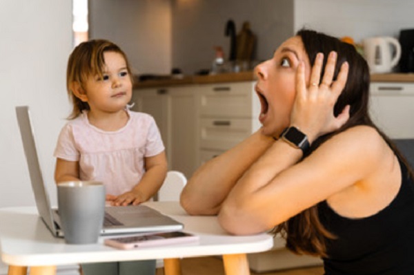 Женщина кричит, прикрывая уши. Рядом сидит девочка