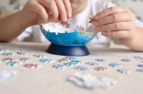 Ребенок собирает объемный пазл