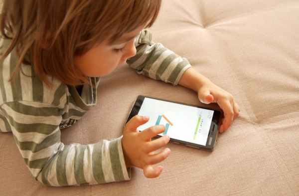 Ребенок играет на смартфоне