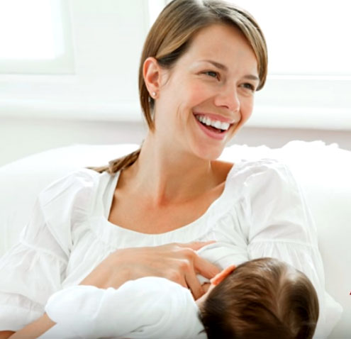 Женщина кормит грудью