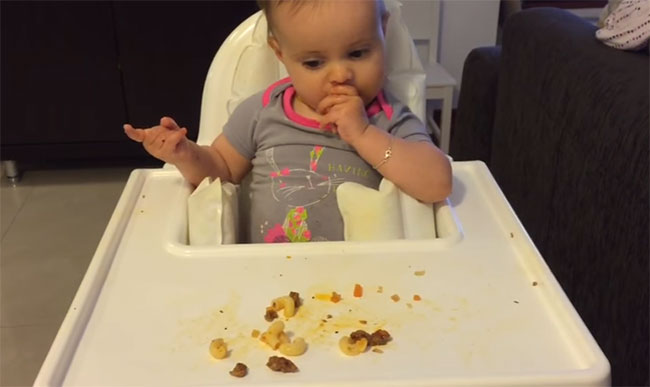 Девятимесячный ребенок за столом