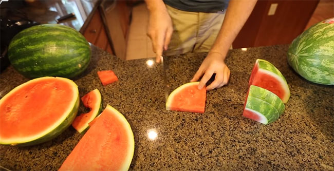 Нарезаем арбуз