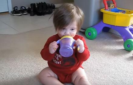 Ребенок пьет воду с непроливашки