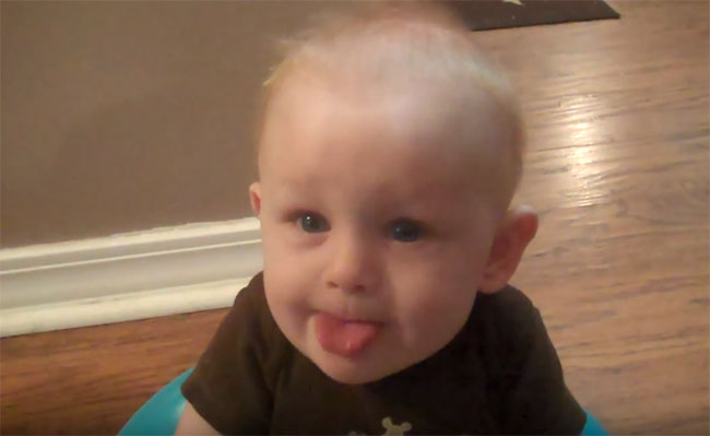 Ребенок показывает язык. Фото 3