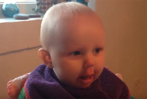 Малыш пытается срыгнуть