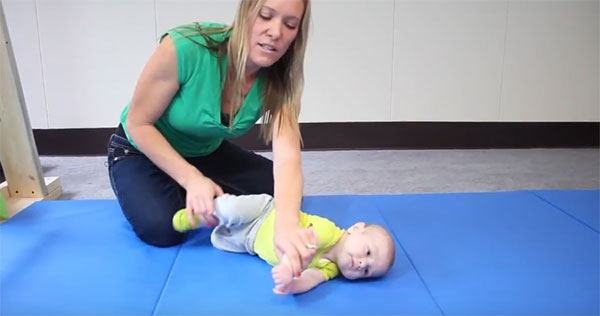 Переворачиваем малыша на бок