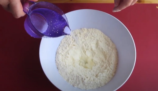 Переливание воды в муку