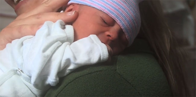 Малыш спит на руках