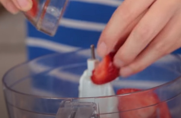 Добавление клубники в блендер