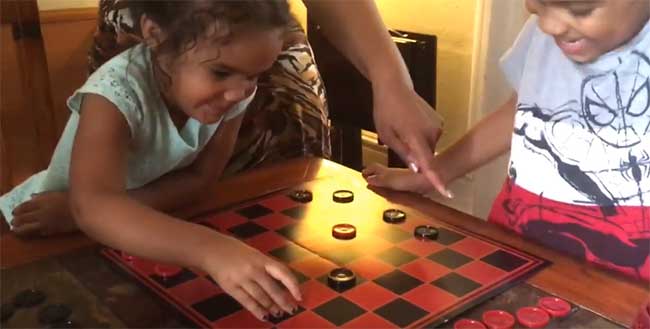 Дети играют в шашки