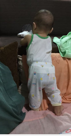 Малыш стоит