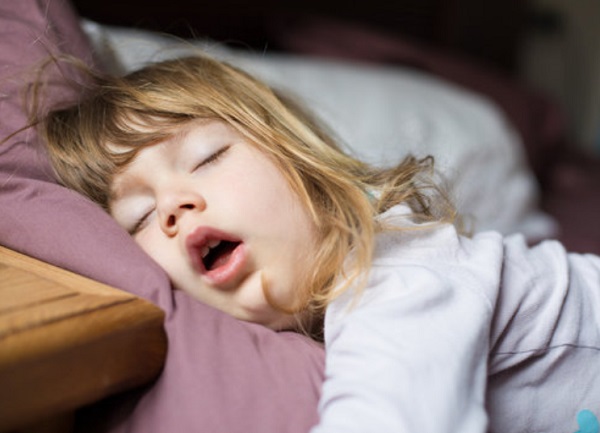 Девочка спит