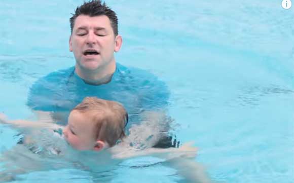 Ребенок плавает в бассейне