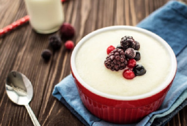 Готовая манка с ягодами и листком мяты