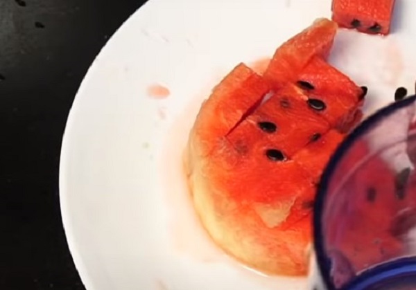 Арбуз, нарезанный кубиками