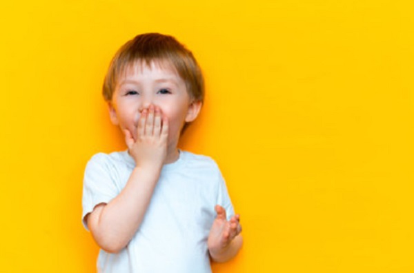 Мальчик закрывает рот рукой