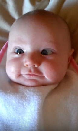 Новорожденный косит глазками