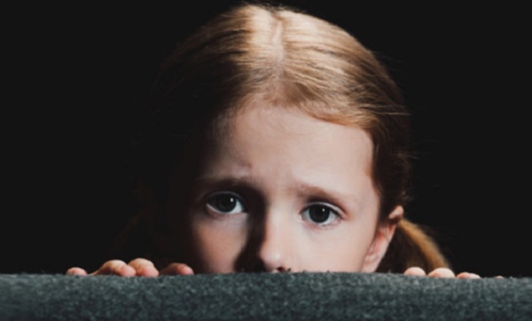 Девочка с испуганным взглядом
