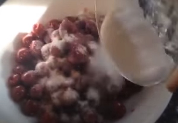 Добавление к вишне сахара